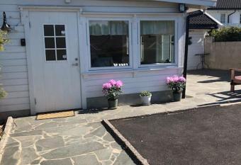 Comfortable 3 bedroom Apartment on one floor. has Balcony rooms