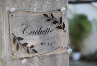 Cachette -SEVEN Hotels and Resorts- allows 18 year olds to book a room