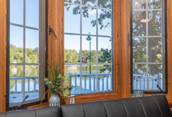 Hansen Bay Hideaway has Balcony rooms