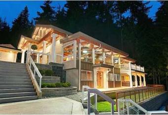 Gorgeous & Spacious Mansion with Ocean & Mountain View has Balcony rooms