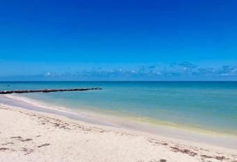 The Suite. Few steps & beach! allows 18 year olds to book a room