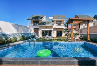 Sunshine Brooks by StayVista - Experience modern & plush interiors, A private outdoor pool,A quaint gazebo & Indoor games has Balcony rooms