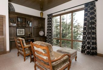 Premium Luxury Three Bedroom Suite with Hot Tub apartment hotel has rooms with a private hot tub