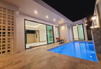 Paul Pool Villa Pattaya has Balcony rooms