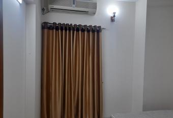 Full furnished apartment / UTTARA, DHAKA has rooms with a private hot tub