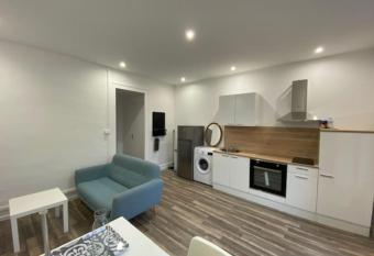 Le pasteur Charmant appartement tout confort allows 18 year olds to book a room