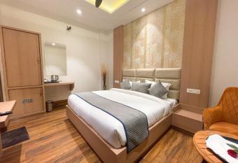Hotel Crown Savoy, Near Railway Station & GURU NANAK DEV UNIVERSITY allows 18 year olds to book a room