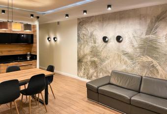 Montes Szymoszkowa has rooms with a private hot tub