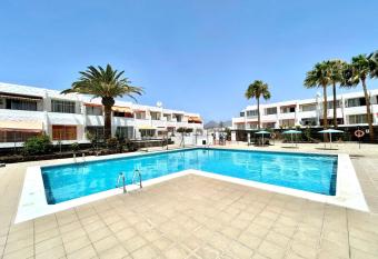 Cozy apartment with Wifi, pool in Tenerife Sur allows 18 year olds to book a room