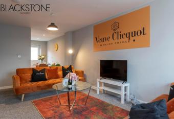 Champagne House - 4 Bed Property plus 2 sofa beds by BPNE has Balcony rooms