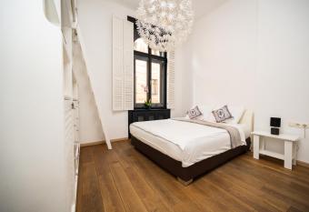 Spacious Luxury 200 sqm Apartment in Center allows 18 year olds to book a room