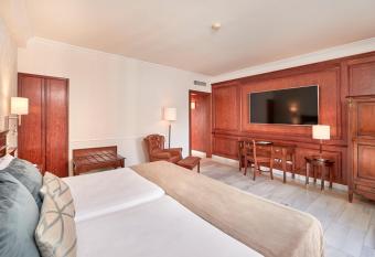 Bordoy Continental Palma has rooms with a private hot tub