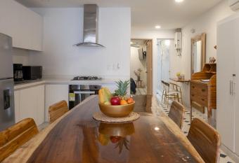 5ct-L 5 Bedroom House In Getsemani De Cartagena With Jacuzzi has rooms with a private hot tub