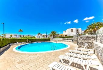 Apartment near Playa de Las Americas, Wifi, pool, Tenerife Sur allows 18 year olds to book a room