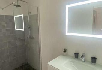 T2 Climatis   avec wifi    Sainte-Anne en campagne allows 18 year olds to book a room