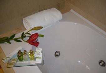 Hotel Torre de Sila has rooms with a private hot tub