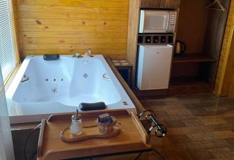 Pousada Recanto Das Arauc  rias has rooms with a private hot tub