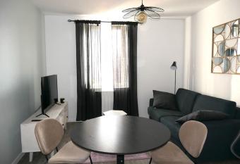 Beau T2 en hypercentre (M5) allows 18 year olds to book a room