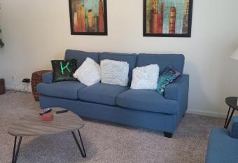 Cozy townhome near everthing has Balcony rooms