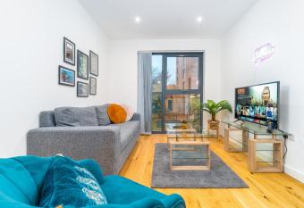 Aqua-Themed 2 Bedroom Cosy Apartment - City Centre has Balcony rooms