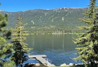 New! Modern Cabin w/fireplace/Hot Tub/sleeps 12 has Balcony rooms