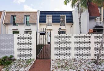 Artsy Townhouse* 2 King Beds * (sleeps 20) has Balcony rooms