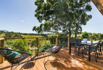 Fairview Lakeside Cottage Metung has Balcony rooms