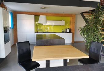 Bungalow mit 200 qm Wohnfl  che :) has Balcony rooms