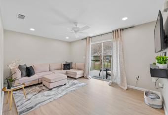 Cozy Gated Condo near Silos, Baylor & Food has Balcony rooms