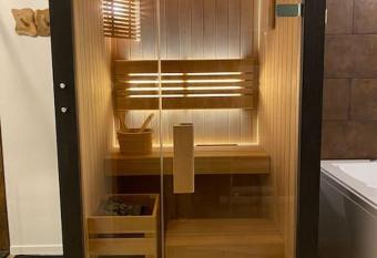 G  te priv   avec sauna et baln  o allows 18 year olds to book a room