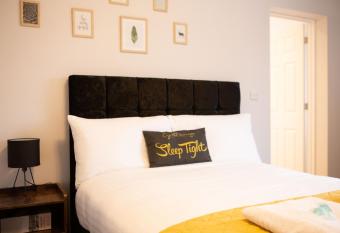 The Cheshire Gathering - Sleeps up to 30 With Hot Tub has rooms with a private hot tub