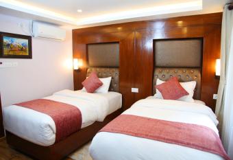 Shova Boutique Hotel has rooms with a private hot tub