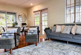 Katoomba Hideaway - Blue Mountains Modern Getaway allows 18 year olds to book a room