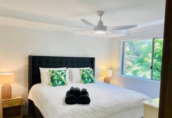 Walk to the beach from this 2 bedroom apartment in Burleigh Heads by Short Term Rentals by KAV has Balcony rooms