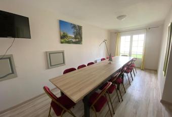 G  te de groupe proche du Ch  teau has Balcony rooms