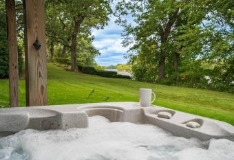 Manor on the River/Hot Tub/Pontoon/Jet Ski has Balcony rooms