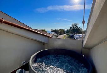 tra mare e vulcano has rooms with a private hot tub