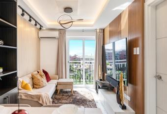 537 AMANI LUXURY SUITE, 4 Minutes to Airport, FAST WIFI, Free Netflix has Balcony rooms