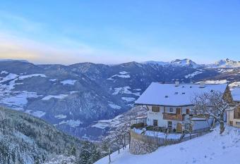 Figisterhof has Balcony rooms