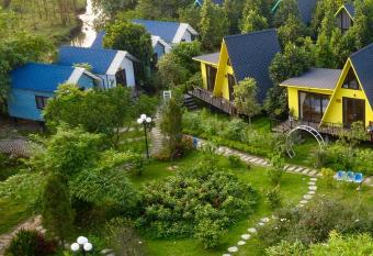 Tr  c An Vi  n Village allows 18 year olds to book a room