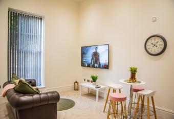 BV Lux 1 Bedroom At Leeds CLiff Oak Mansion House allows 18 year olds to book a room