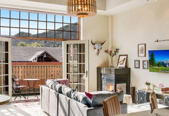 The Owl's Nest @ Manitou: Mtn Views on Main Street has Balcony rooms