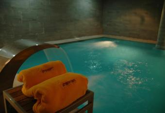 Hotel Isla de La Garena has rooms with a private hot tub