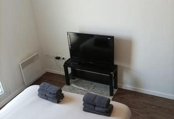 Joli Studio 2 pers. proche stade de France, Paris allows 18 year olds to book a room