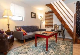 Cozy & Comfy Cottage in the City - w parking allows 18 year olds to book a room
