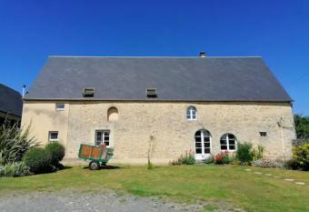 Maison 14 p 200 m2 grand jardin en pleine nature, terrasse proche Bayeux et Omaha Beach has Balcony rooms
