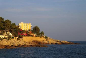 FRONTEMARE, delizioso studio in villa d epoca has Balcony rooms