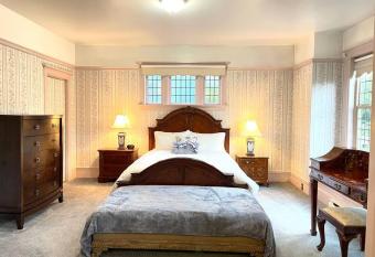 Parlor Suite in Heritage Manor, Fairfield, near DT allows 18 year olds to book a room