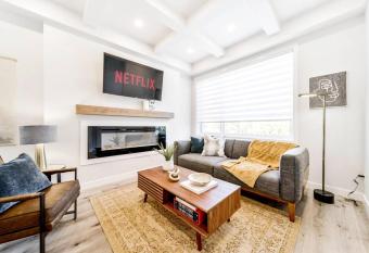 Nordic Retreat, 4BR, Min to WEM & DT, Fireplace, Sleeps 10! has Balcony rooms