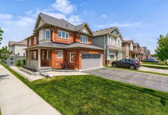 Stylish with outdoor jacuzzi foosball & comfort has rooms with a private hot tub